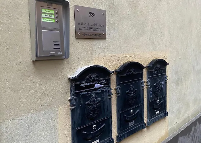 A Due Passi Dal Teatro