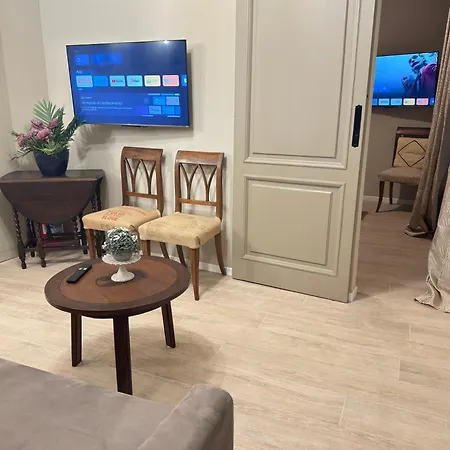 A Due Passi Dal Teatro Cenova